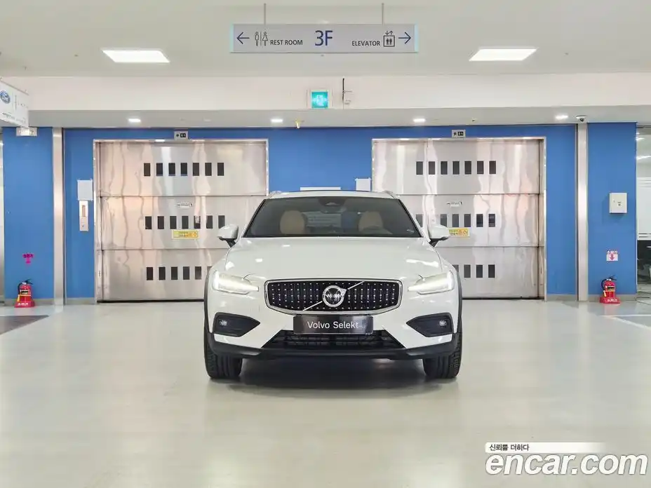 Volvo V60 2025 2.0 Автомат в Москве № 171141, фото 3