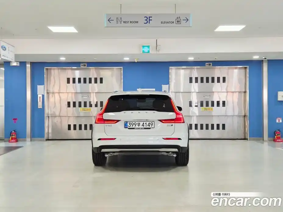 Volvo V60 2025 2.0 Автомат в Москве № 171141, фото 4