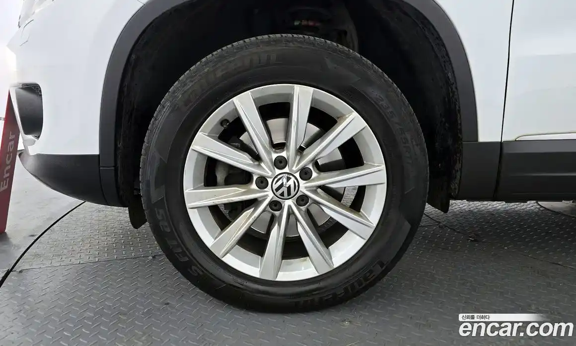 Volkswagen Tiguan 2015 2.0 Автомат в Москве № 199116, фото 17