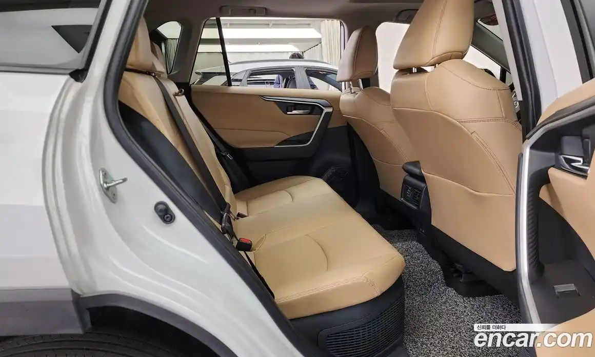 Toyota RAV4 2024 2.5 Автомат в Москве № 279256, фото 11