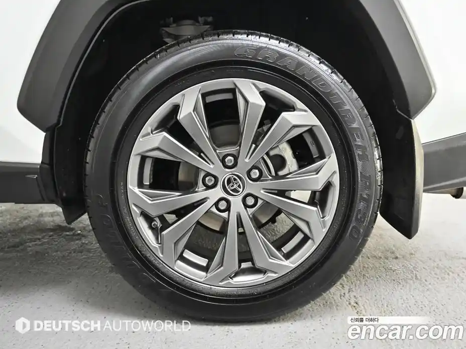 Toyota RAV4 2025 2.5 Автомат в Москве № 199546, фото 6