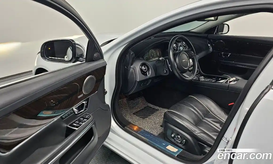 Jaguar XJ 2016 3.0 Автомат в Москве № 305052, фото 19