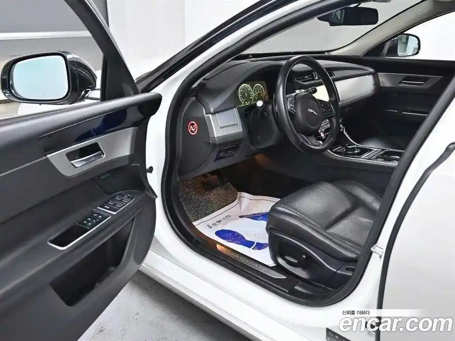 Jaguar XF 2017 2.0 Автомат в Москве № 386434, фото 11