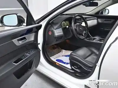 Jaguar XF 2017 2.0 Автомат в Москве № 386434, миниатюра 11