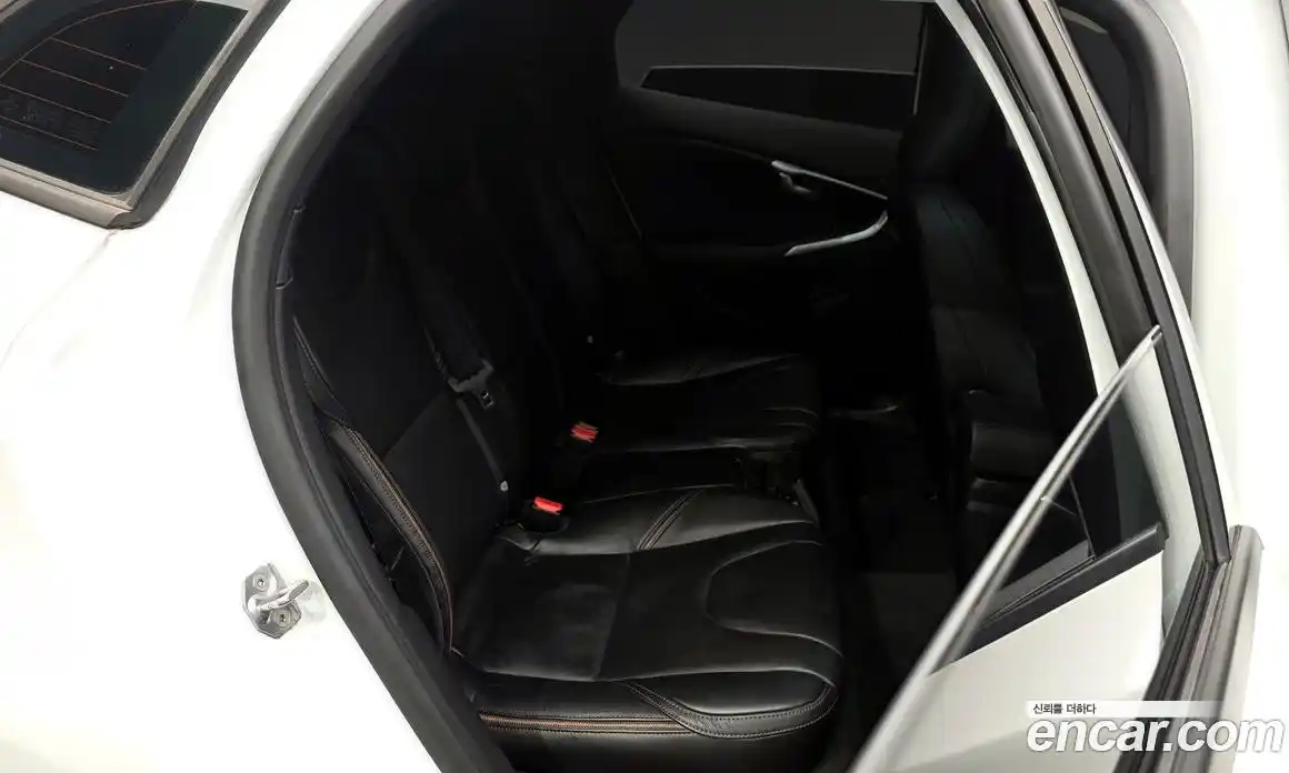 Volvo V40 2019 2.0 Автомат в Москве № 430026, фото 12