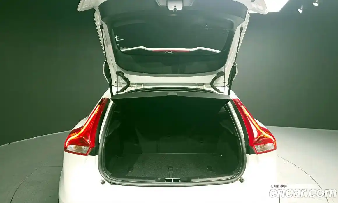 Volvo V40 2019 2.0 Автомат в Москве № 430026, фото 20