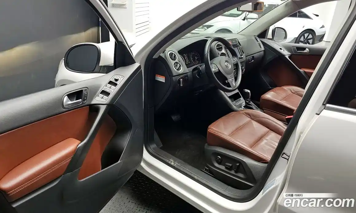 Volkswagen Tiguan 2011 2.0 Автомат в Москве № 173051, фото 10