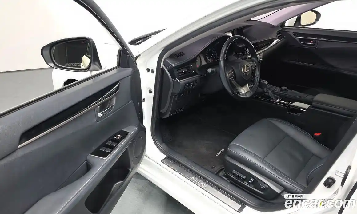 Lexus ES 2017 2.5 Автомат в Москве № 275657, фото 15