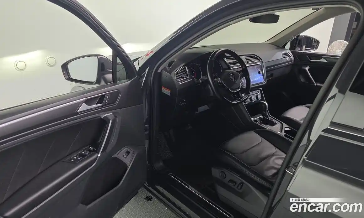 Volkswagen Tiguan 2018 2.0 Автомат в Москве № 463999, фото 11