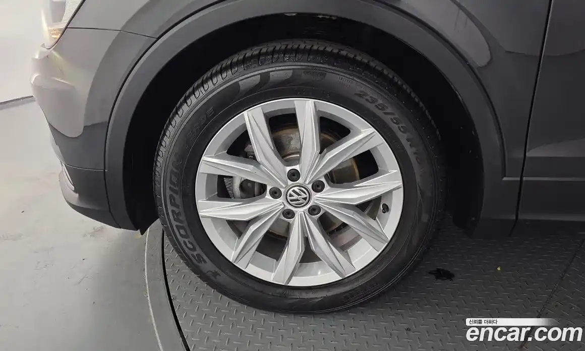 Volkswagen Tiguan 2018 2.0 Автомат в Москве № 463999, фото 5