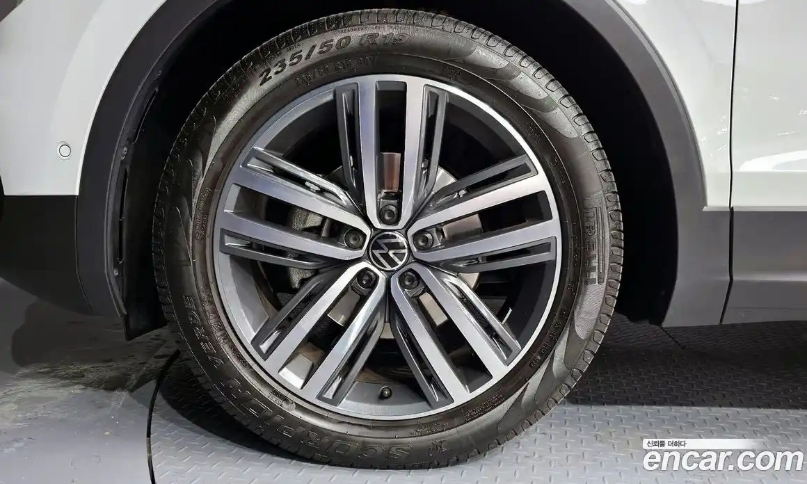 Volkswagen Tiguan 2023 2.0 Автомат в Москве № 198923, фото 1