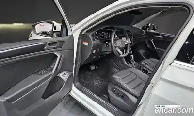 Volkswagen Tiguan 2023 2.0 Автомат в Москве № 198923, миниатюра 6