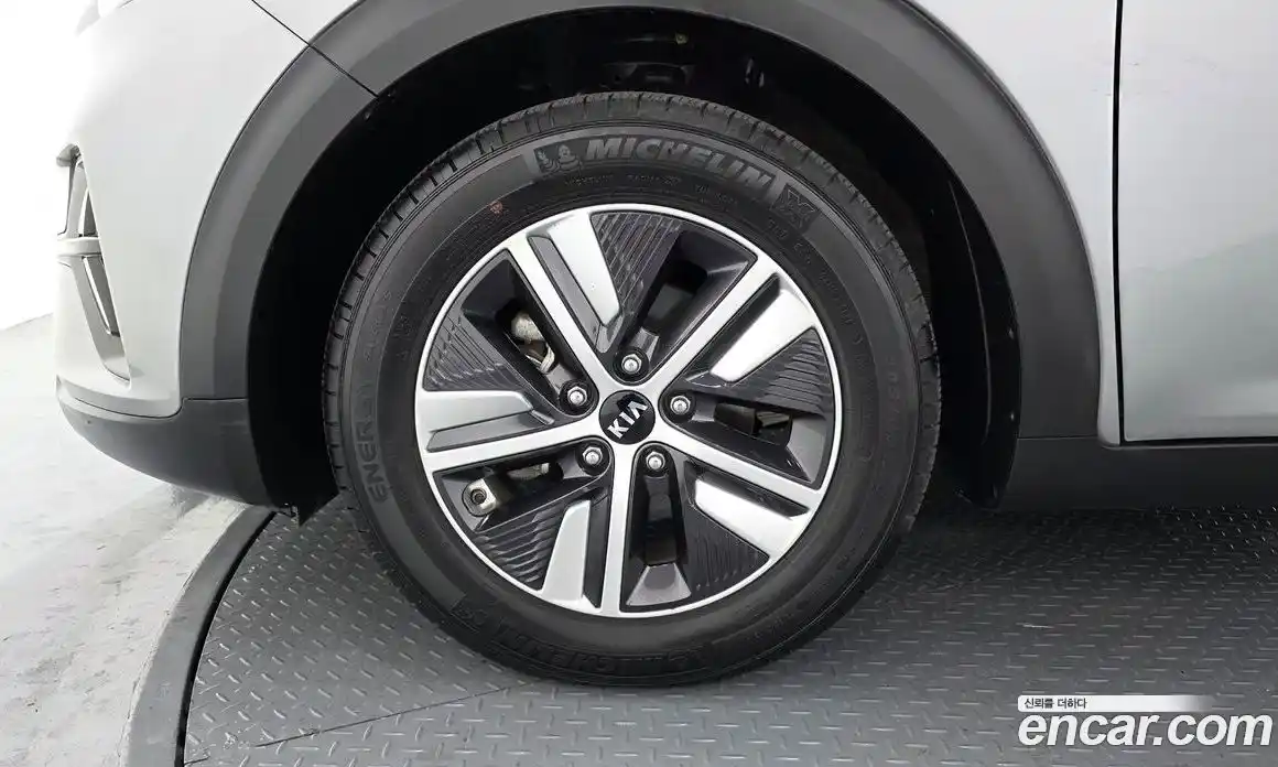 Kia Niro 2021 1.6 Автомат в Москве № 52170, фото 5