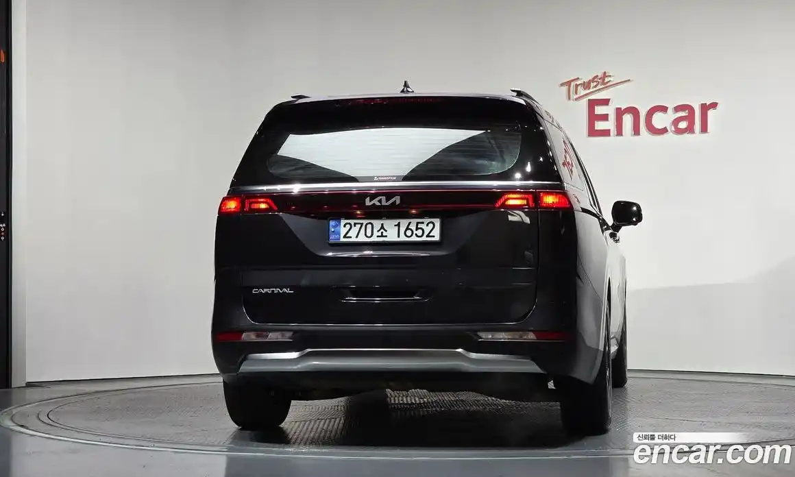 Kia Canival 2023 3.5 Автомат в Москве № 121775, фото 4