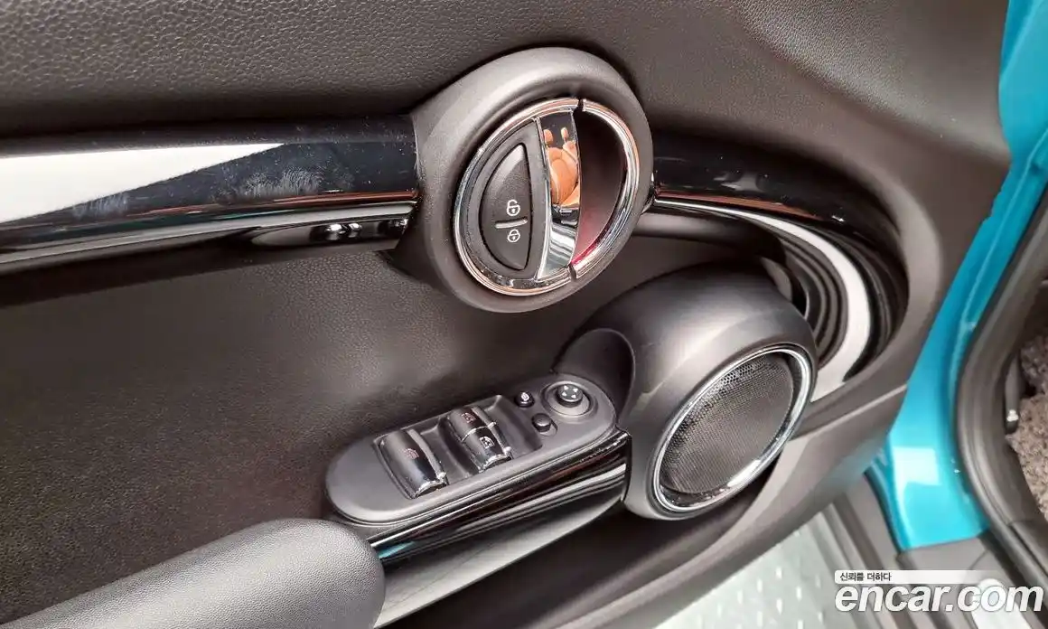 Mini Cooper Convertible 2017 2.0 Автомат в Москве № 136742, фото 18