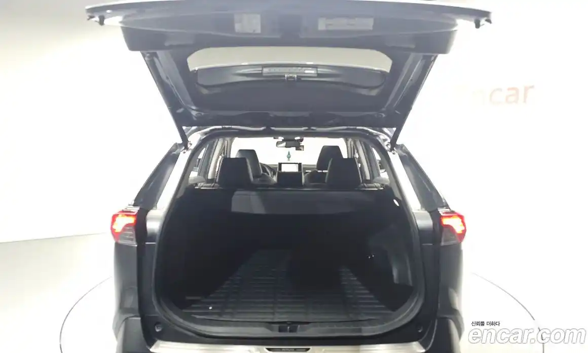 Toyota RAV4 2023 2.5 Автомат в Москве № 170191, фото 8