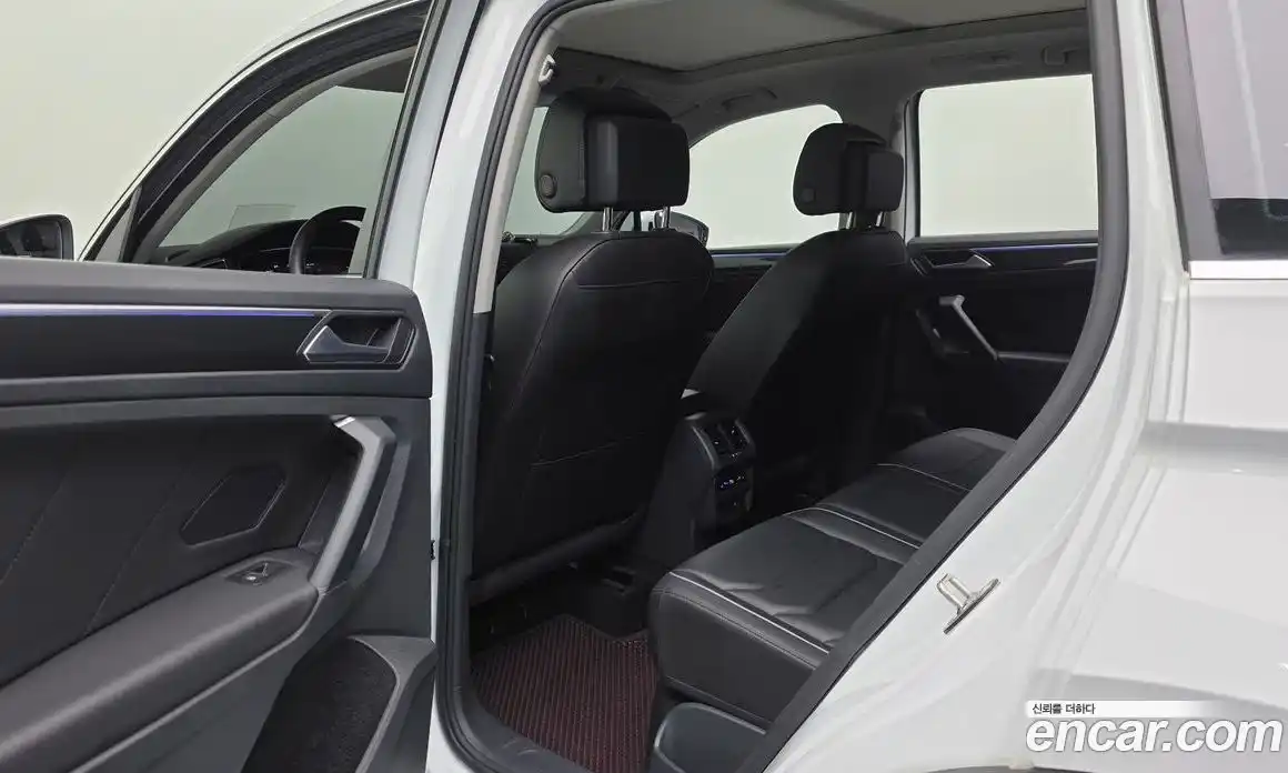 Volkswagen Tiguan 2023 2.0 Автомат в Москве № 214890, фото 17