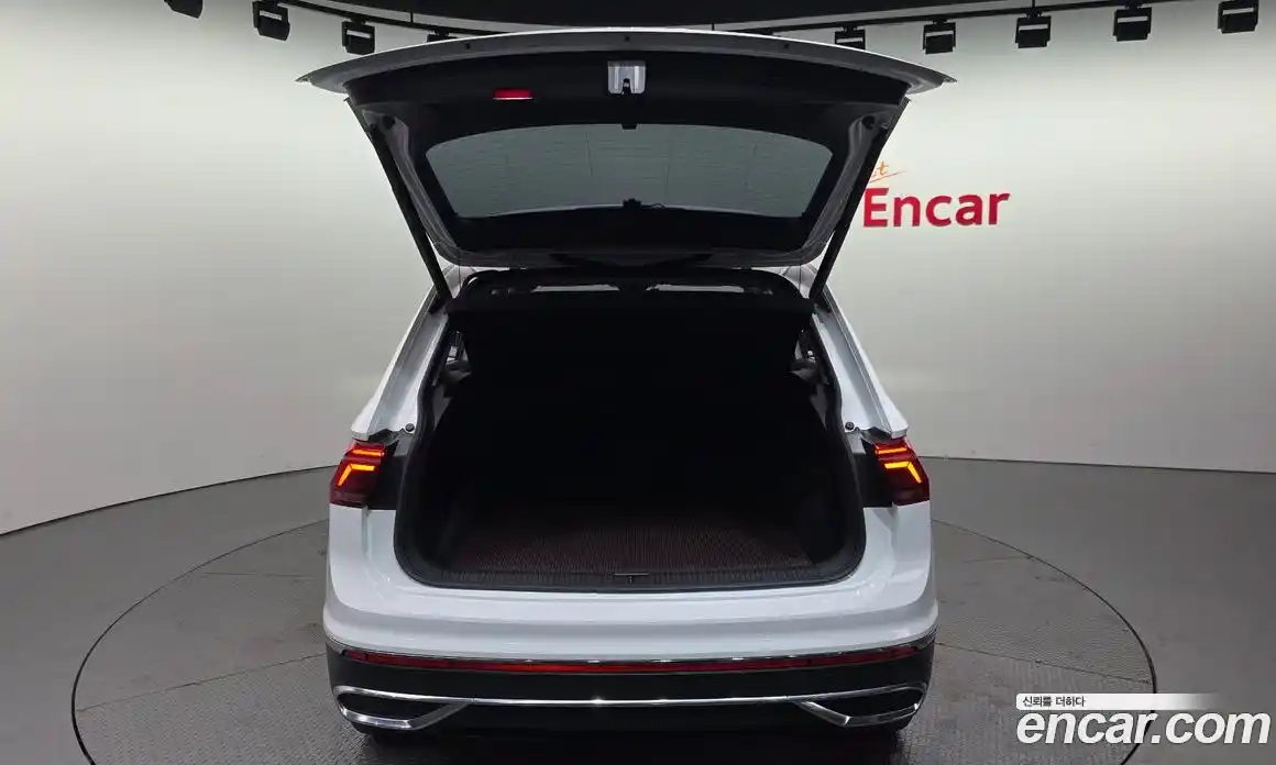 Volkswagen Tiguan 2023 2.0 Автомат в Москве № 214890, фото 20