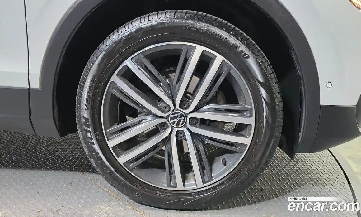 Volkswagen Tiguan 2023 2.0 Автомат в Москве № 214890, фото 5