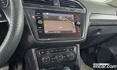 Volkswagen Tiguan 2018 2.0 Автомат в Москве № 215126, миниатюра 3