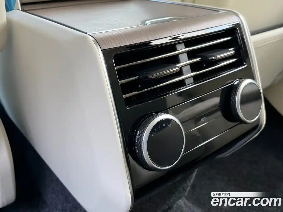 Land Rover Range-Rover 2024 4.4 Автомат в Москве № 231306, фото 16