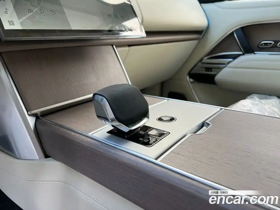 Land Rover Range-Rover 2024 4.4 Автомат в Москве № 231306, фото 18