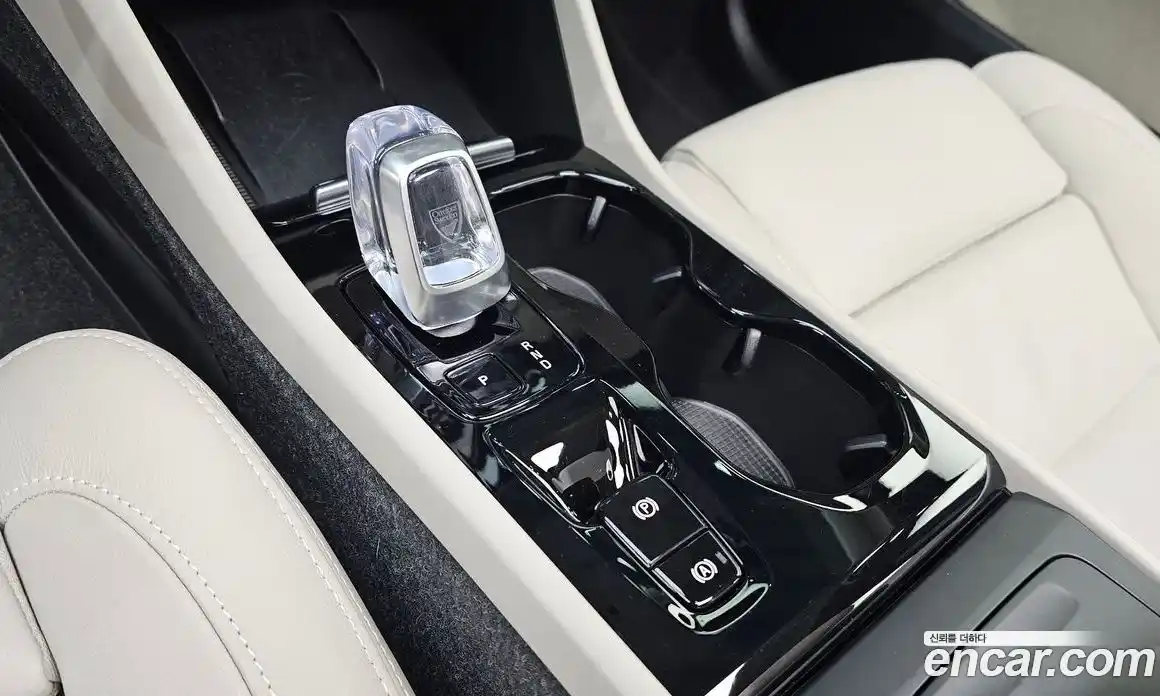 Volvo XC40 2024 2.0 Автомат в Москве № 326031, фото 14