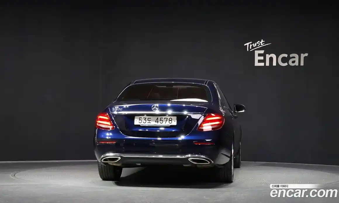 Mercedes-Benz E-Class 2017 2.0 Автомат в Москве № 137638, фото 2