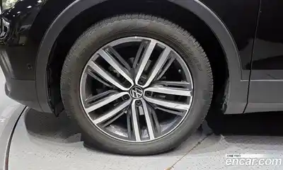 Volkswagen Tiguan 2023 2.0 Автомат в Москве № 199040, миниатюра 2