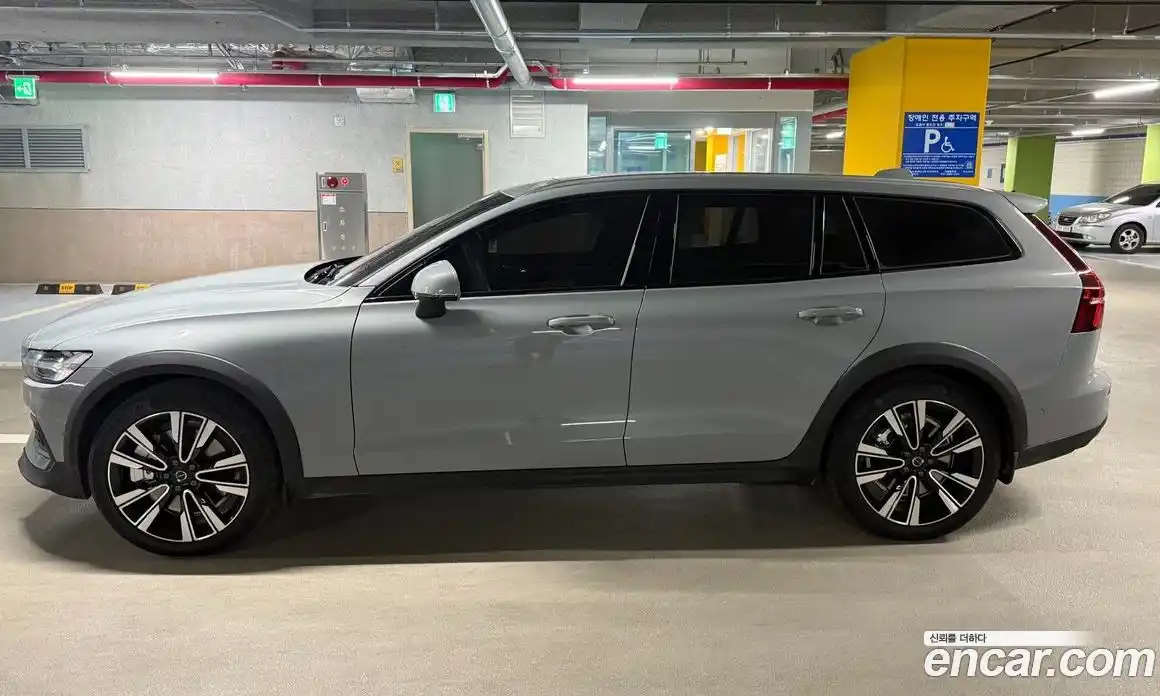 Volvo V60 2025 2.0 Автомат в Москве № 230863, фото 9