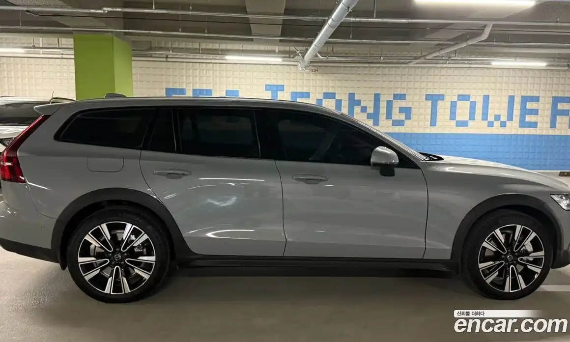 Volvo V60 2025 2.0 Автомат в Москве № 230863, фото 10