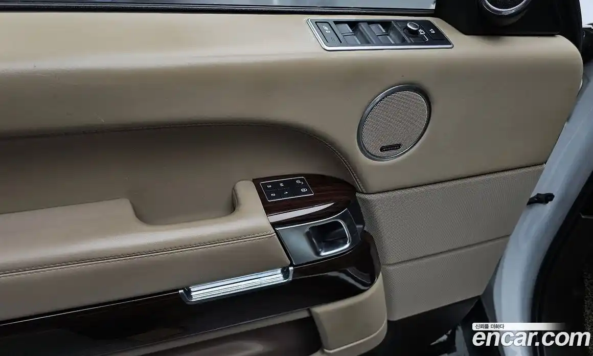 Land Rover Range-Rover 2016 4.4 Автомат в Москве № 166631, фото 17