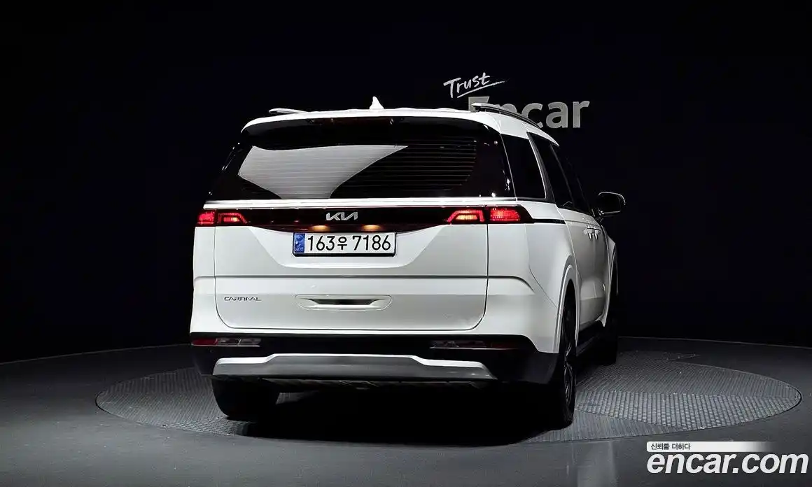 Kia Canival 2023 3.5 Автомат в Москве № 186757, фото 11