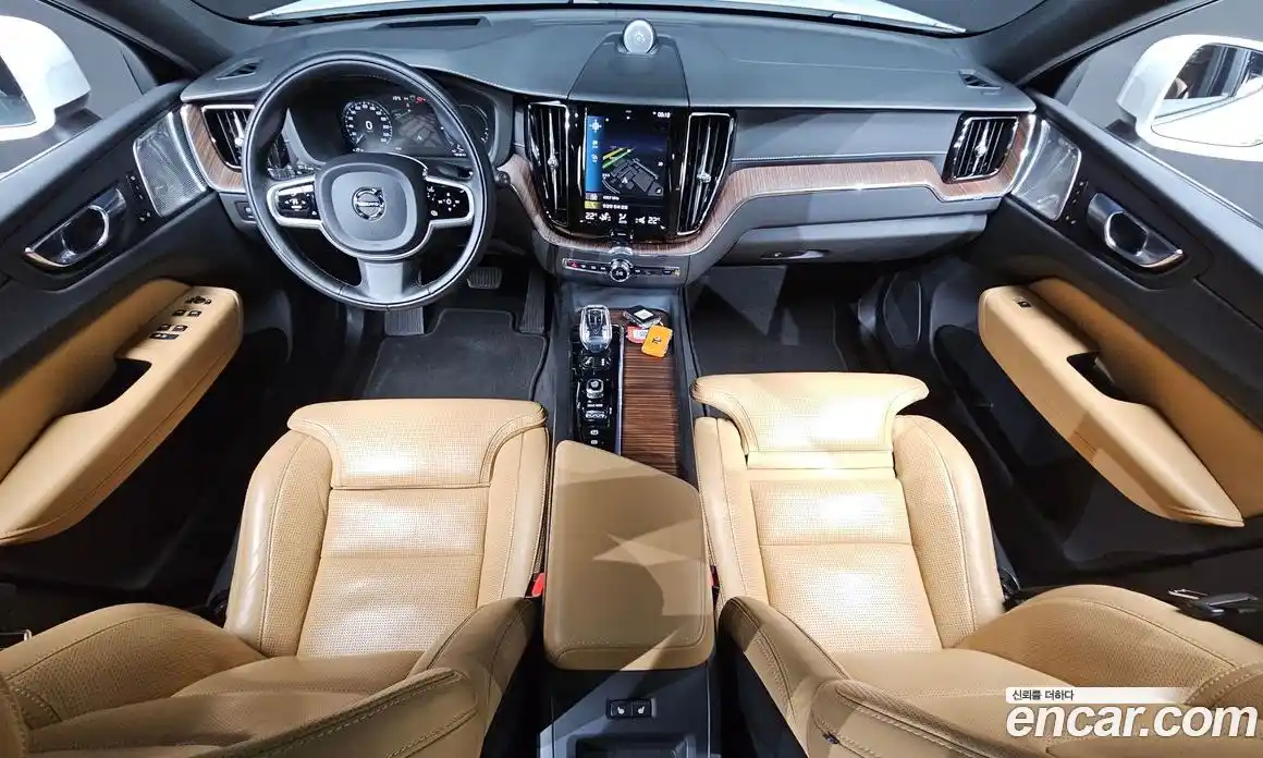 Volvo XC60 2021 2.0 Автомат в Москве № 196989, фото 4