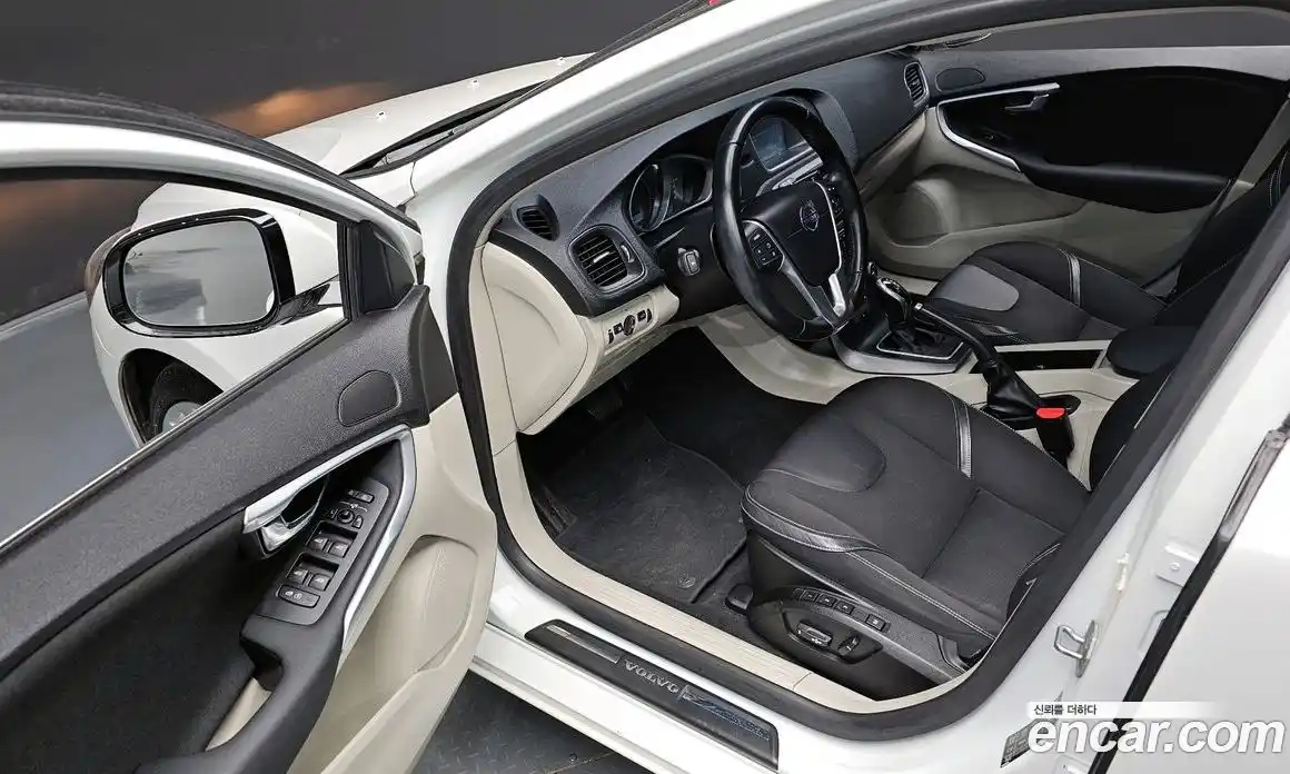 Volvo V40 2015 1.6 Автомат в Москве № 197072, фото 15