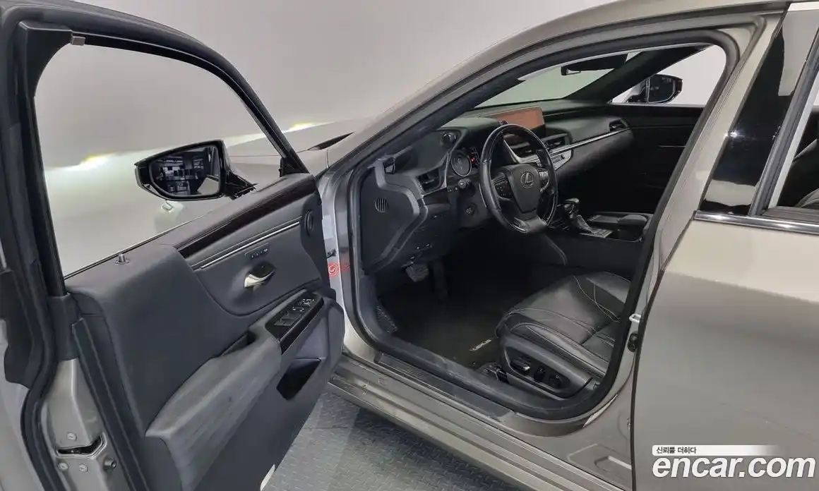 Lexus ES 2019 2.5 Автомат в Москве № 168308, фото 20