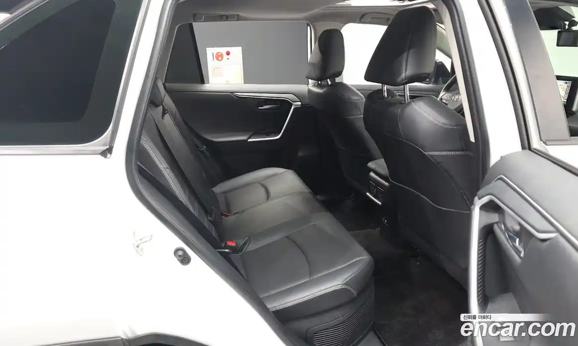 Toyota RAV4 2024 2.5 Автомат в Москве № 170188, фото 13