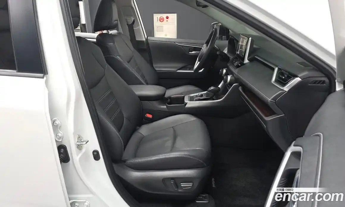 Toyota RAV4 2024 2.5 Автомат в Москве № 170188, фото 10