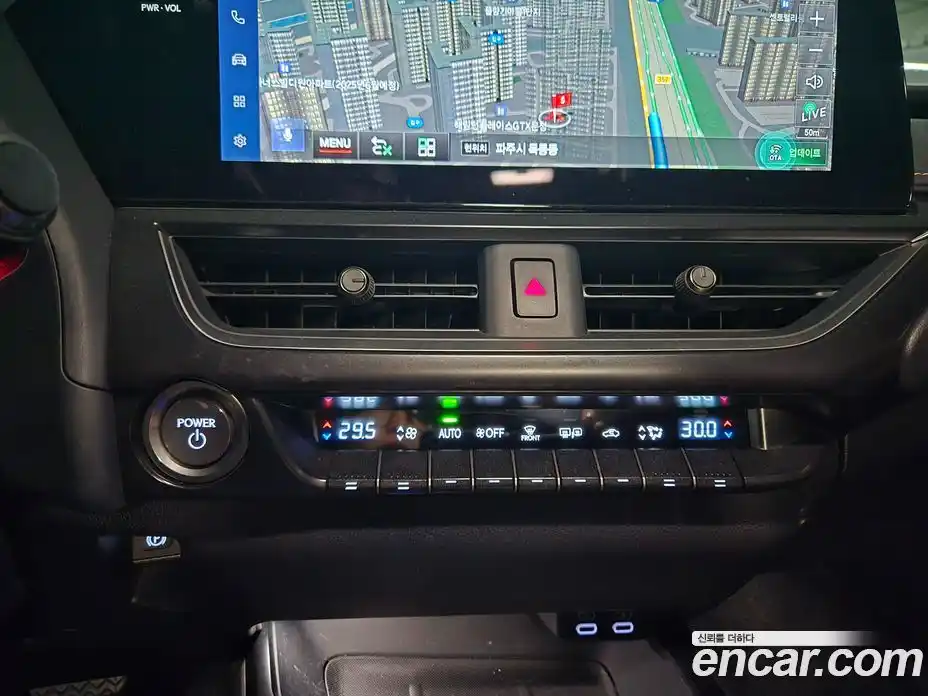 Lexus UX 2024 2.0 Автомат в Москве № 214777, фото 13