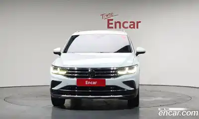 Volkswagen Tiguan 2022 2.0 Автомат в Москве № 215051, миниатюра 3