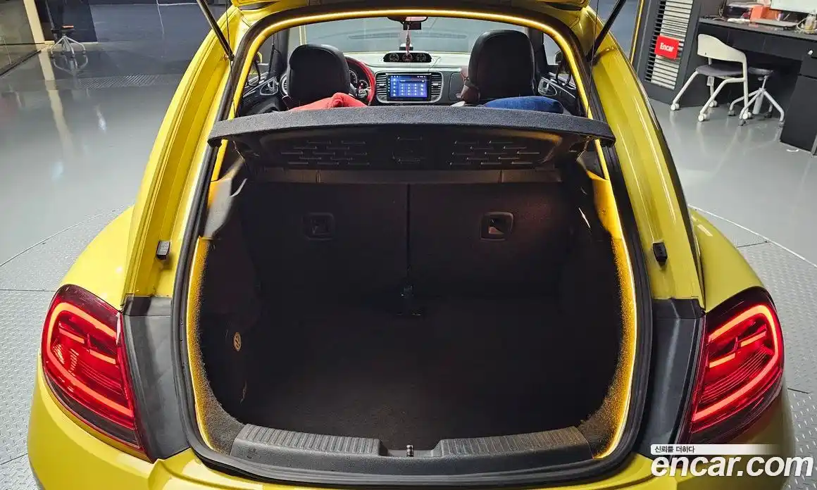 Volkswagen Beatle 2013 2.0 Автомат в Москве № 215235, фото 10