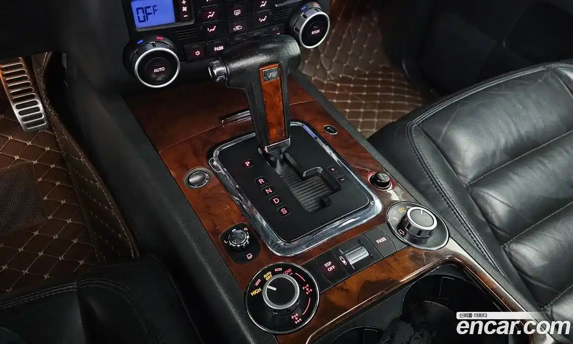 Volkswagen Touareg 2005 4.2 Автомат в Москве № 215372, фото 9