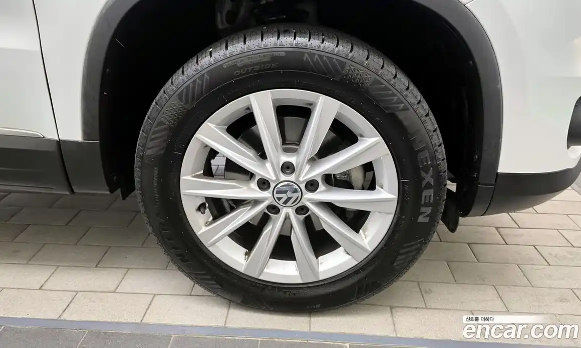 Volkswagen Tiguan 2015 2.0 Автомат в Москве № 155901, фото 3