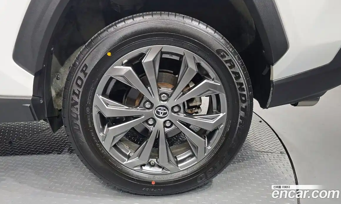 Toyota RAV4 2023 2.5 Автомат в Москве № 170227, фото 1