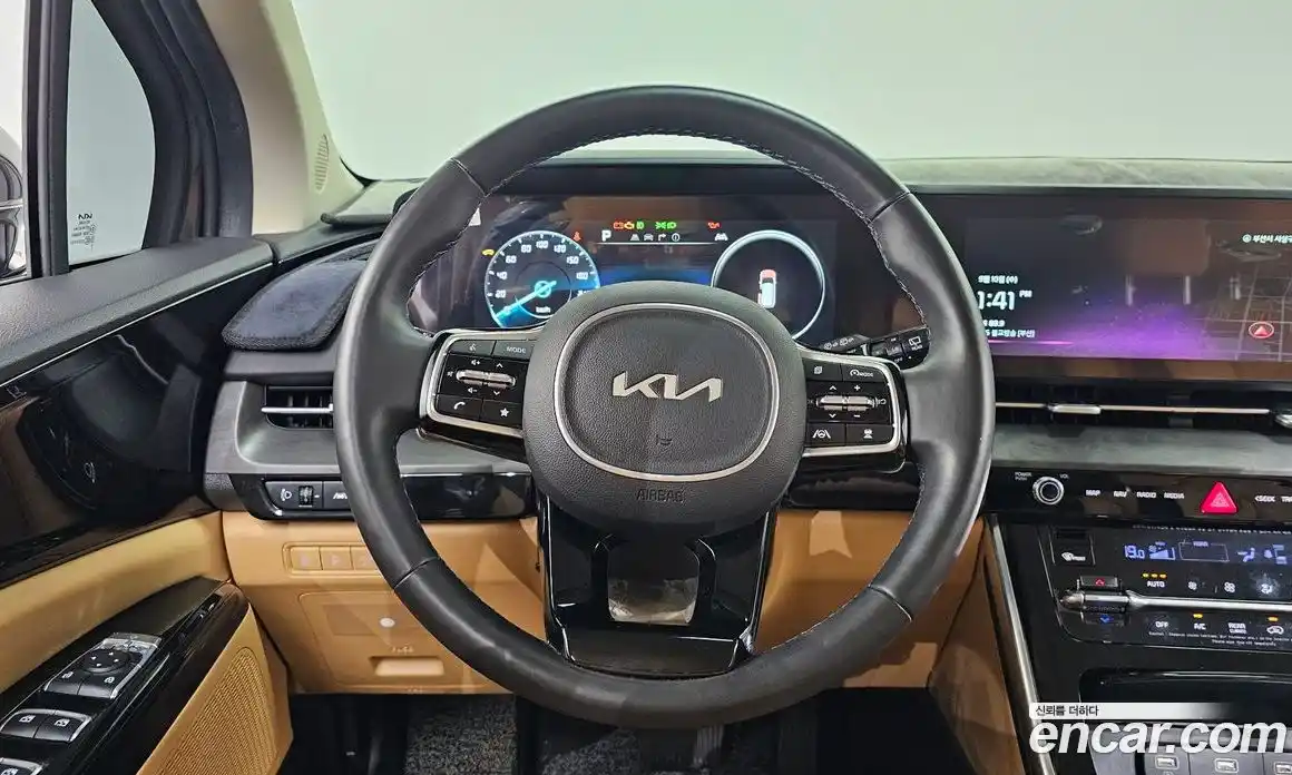 Kia Canival 2023 3.5 Автомат в Москве № 133948, фото 20