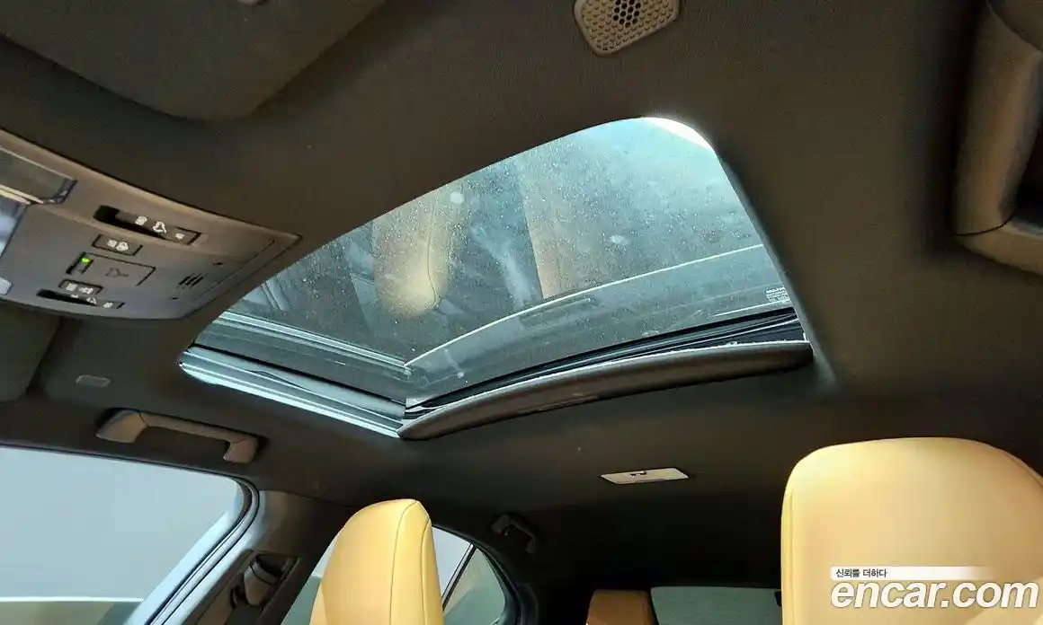 Lexus UX 2024 2.0 Автомат в Москве № 198892, фото 15