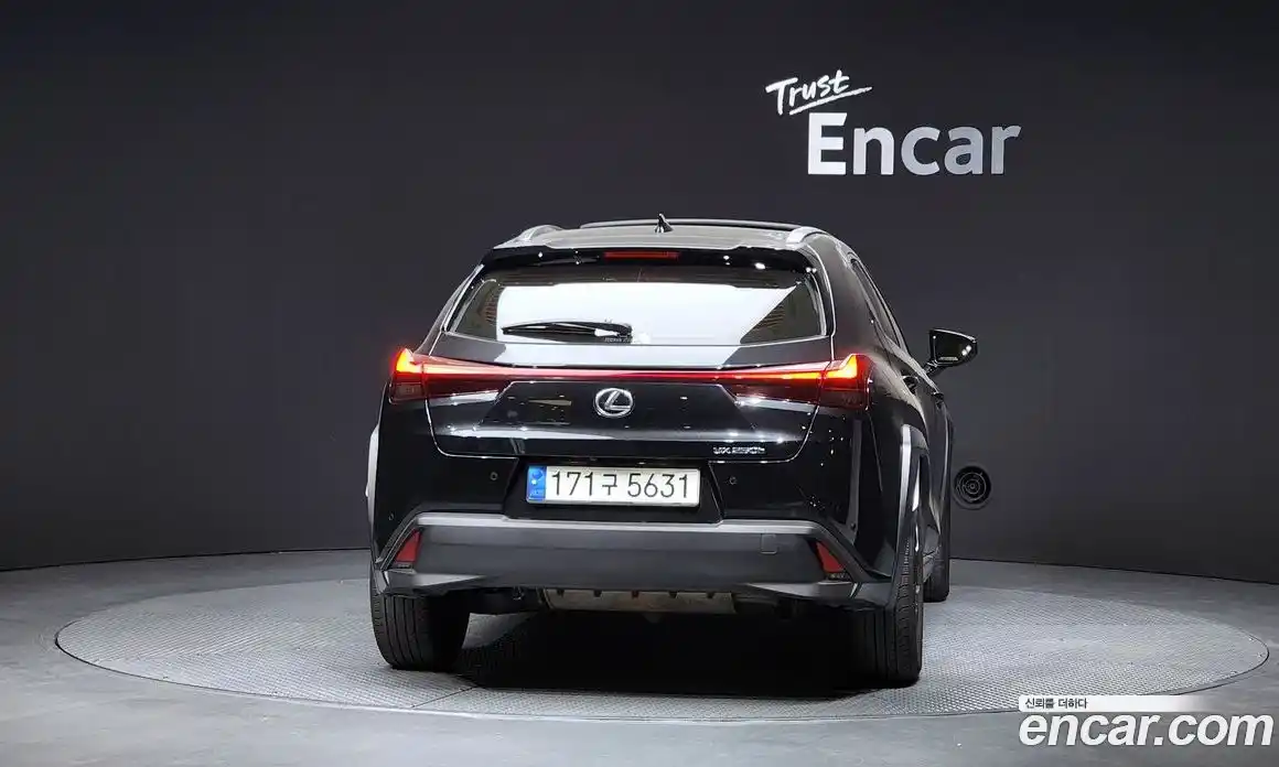 Lexus UX 2024 2.0 Автомат в Москве № 198892, фото 3