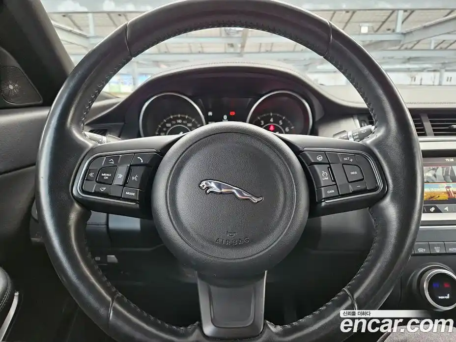 Jaguar E-Pace 2018 2.0 Автомат в Москве № 433474, фото 12