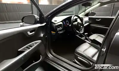 Kia Stonic 2020 1.4 Автомат в Москве № 120369, миниатюра 2