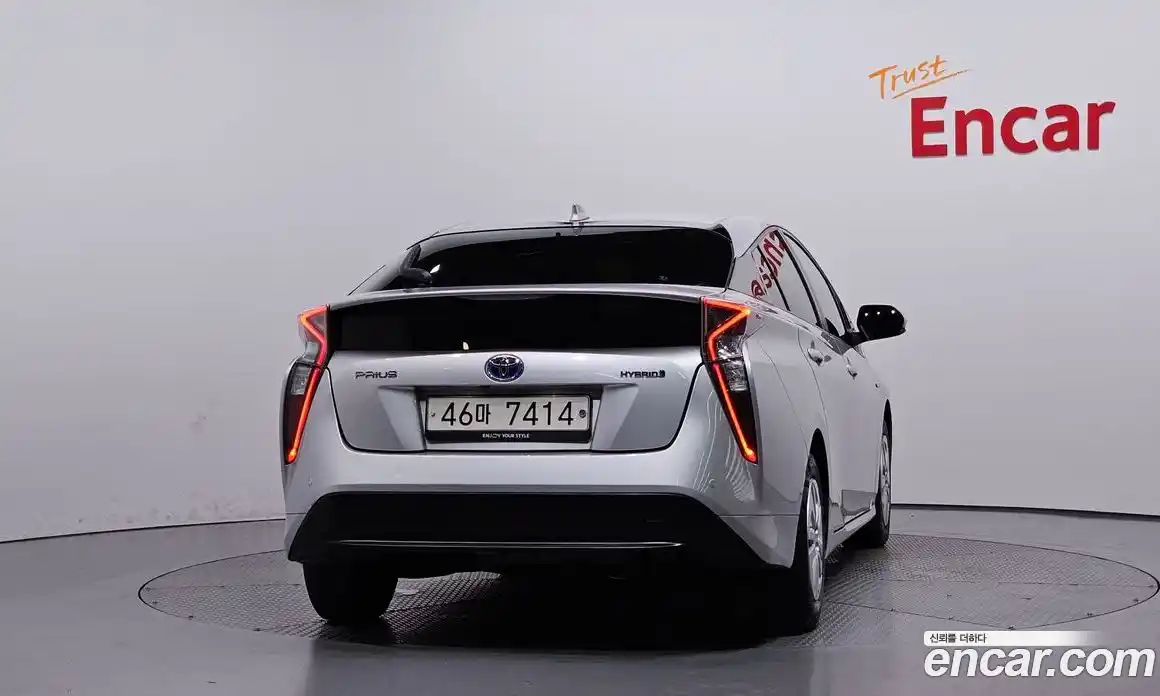 Toyota Prius 2017 1.8 Автомат в Москве № 199701, фото 1